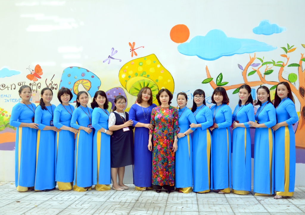 Bà Nancy Lange - Phu nhân tổng thống Peru đến thăm Trung tâm CTXH 