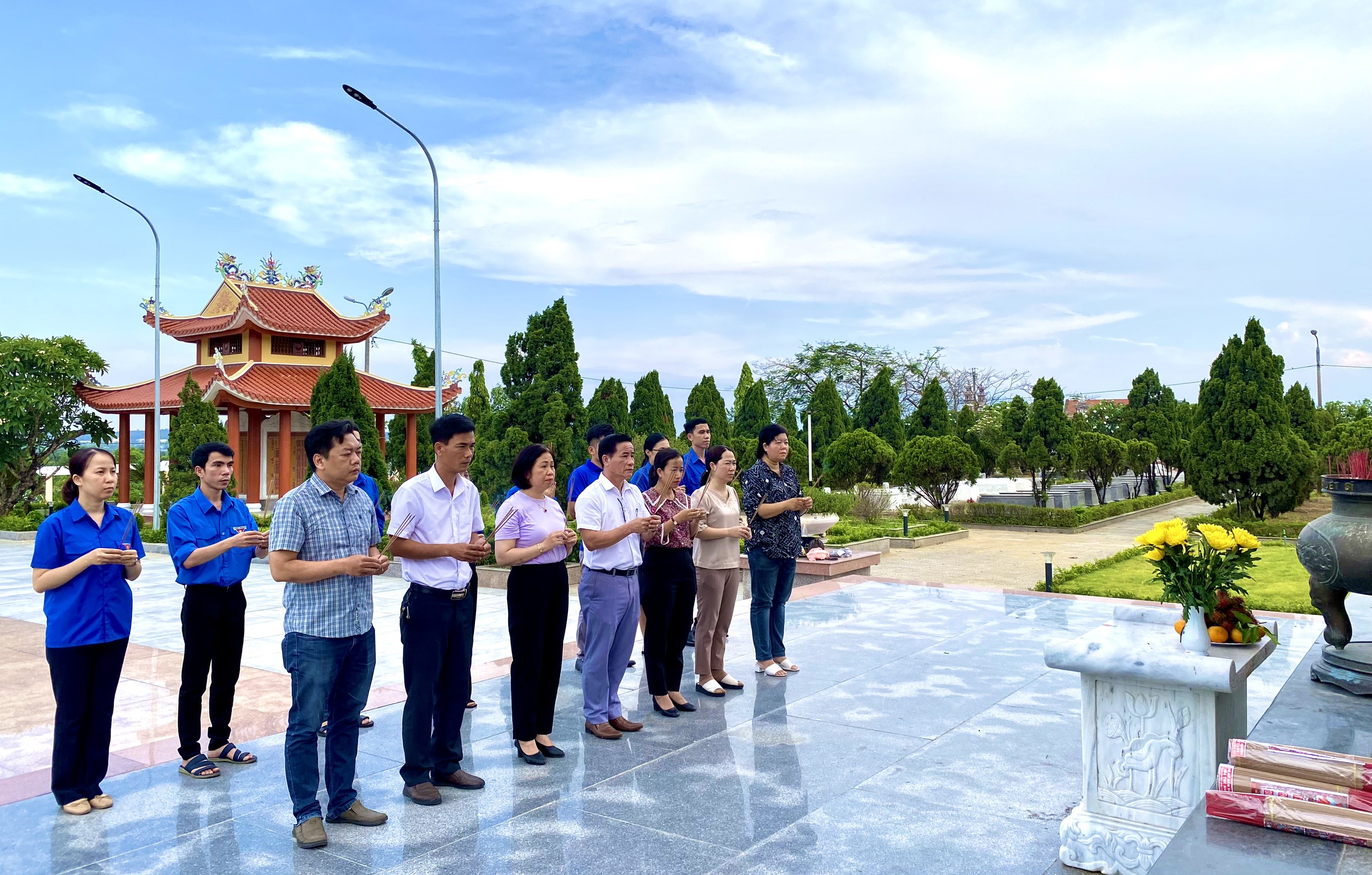 Dâng hương tại Nghĩa trang liệt sỹ thành phố Đà Nẵng.