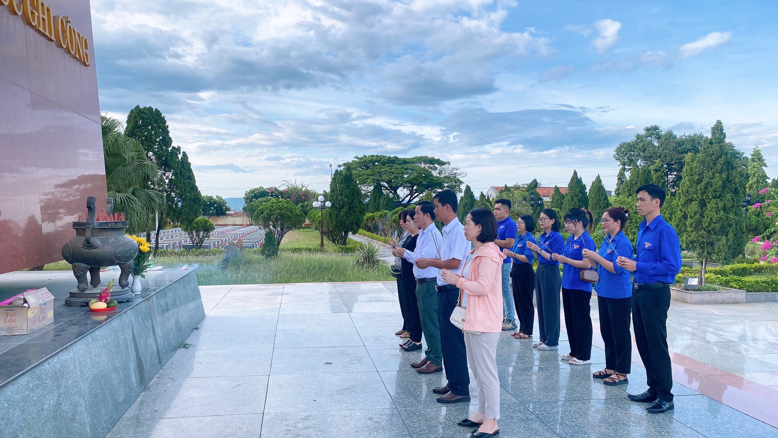 Dâng hoa, dâng hương tại Nghĩa trang liệt sỹ thành phố Đà Nẵng 