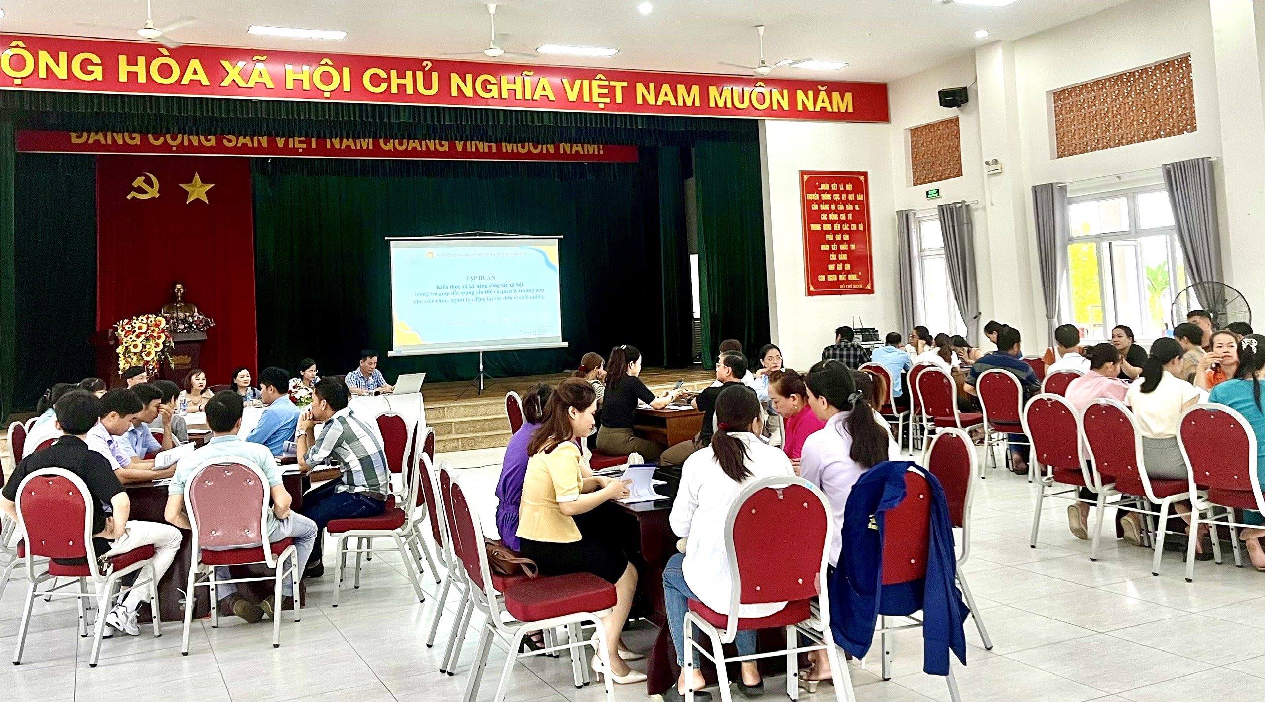 Tập huấn kiến thức và kỹ năng công tác xã hội trong trợ giúp đối tượng yếu thế, quản lý trường hợp và giải quyết đơn thư cho viên chức, người lao động tại các đơn vị nuôi dưỡng