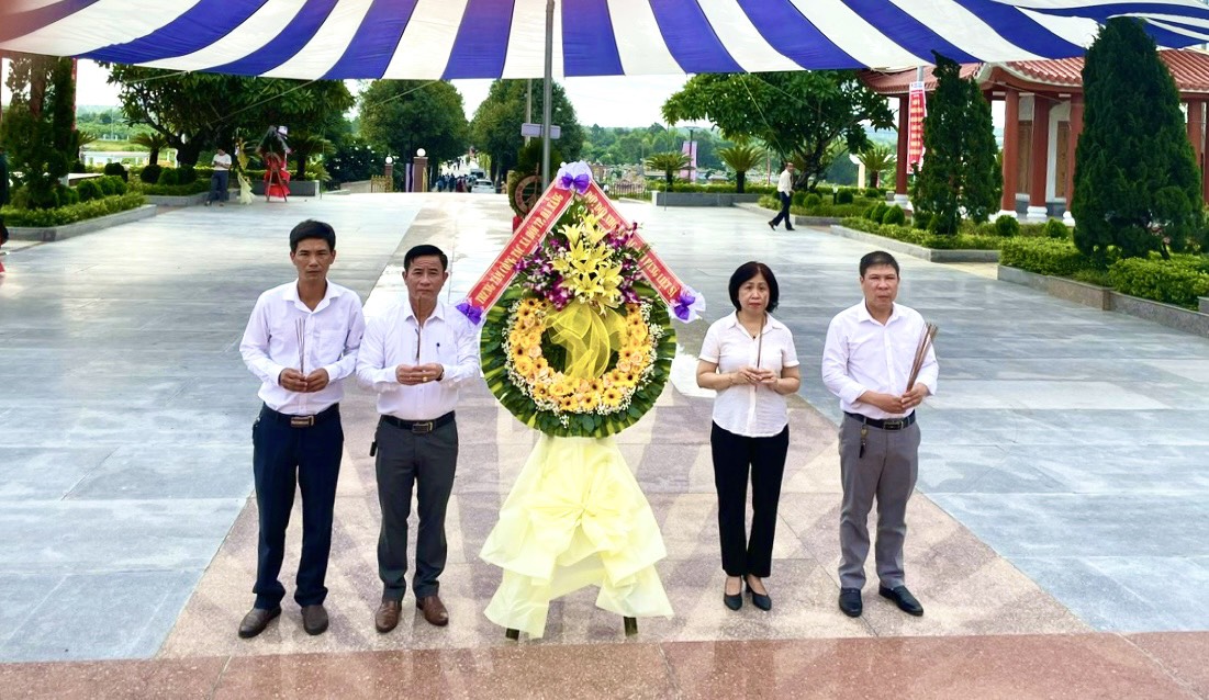 Dâng hoa, dâng hương tại Nghĩa trang Liệt sĩ thành phố nhân kỷ niệm 77 năm Ngày Thương binh - Liệt sĩ (27/7/1947 - 27/7/2024)