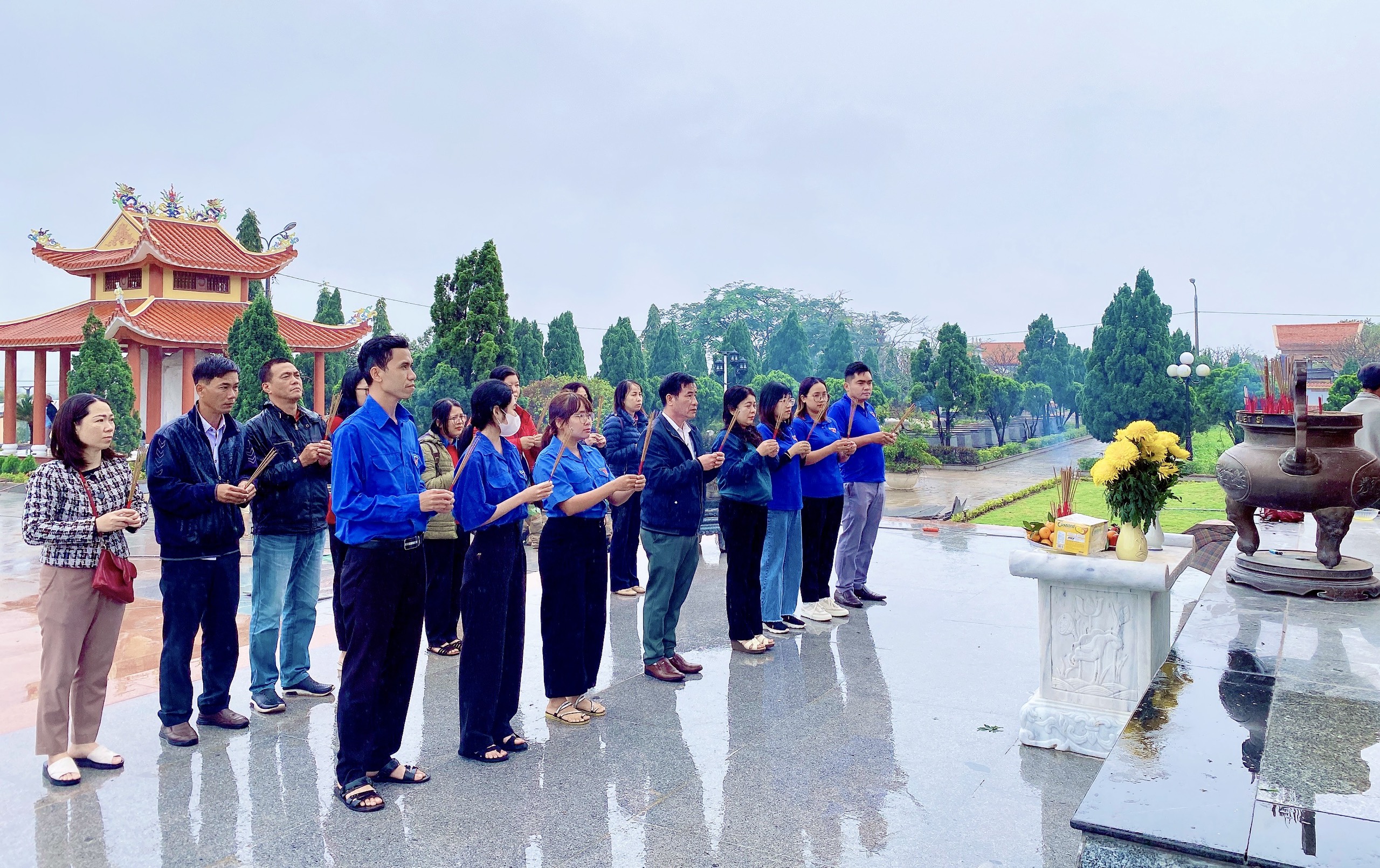 Dâng hương tại Nghĩa trang liệt sỹ TP Đà Nẵng  