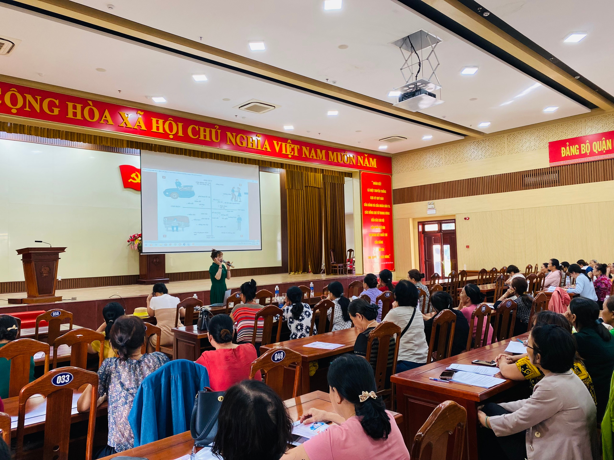 Tập huấn kỹ năng phát hiện, hỗ trợ người tâm thần và người có rối nhiễu tâm trí cho đội ngũ cộng tác viên dân số - y tế - trẻ em trên địa bàn quận Cẩm Lệ	