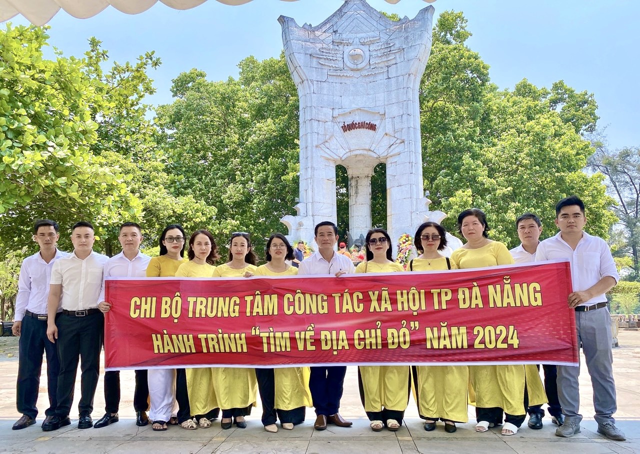 Sinh hoạt chuyên đề về “Tham quan, tìm hiểu di tích lịch sử  Nghĩa trang Liệt sĩ Quốc gia Trường Sơn, tỉnh Quảng Trị”